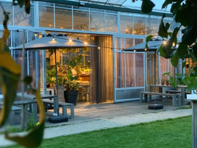 Sfeerimpressie van Bediening in leerwerkbedrijf de Oranjerie bij  Moestuin Maarschalkerweerd